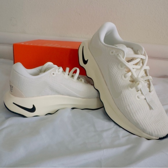 Nike White Athletic Sneakers with Breathable Mesh and Sleek great conditions - Picture 2 of 11